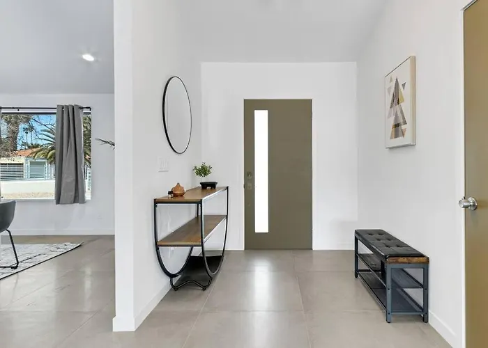Prime Location! Hidden Oasis 4 Bedroom 10 Min To Strip