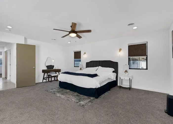 Prime Location! Hidden Oasis 4 Bedroom 10 Min To Strip