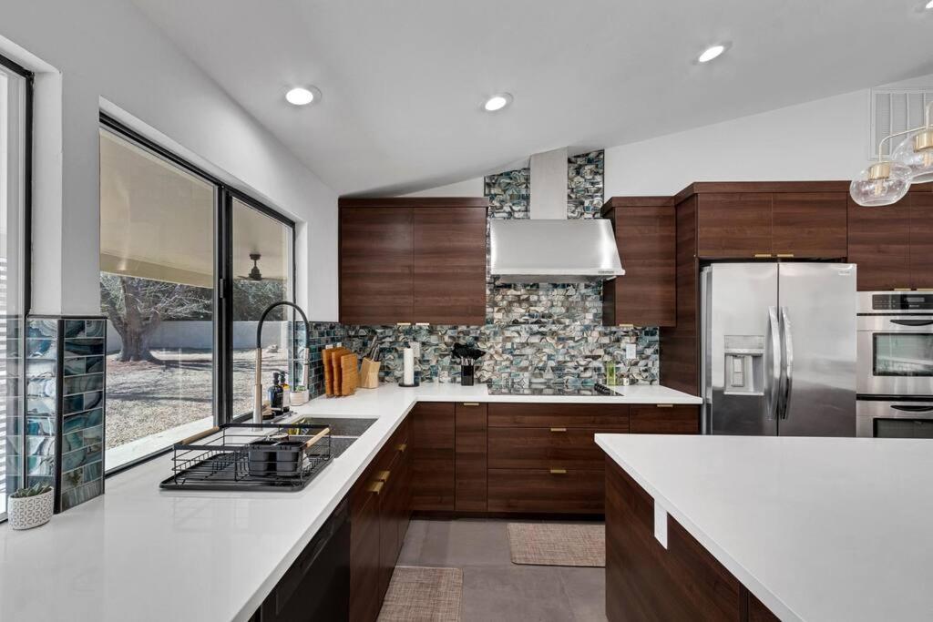 Prime Location! Hidden Oasis 4 Bedroom 10 Min To Strip Ferienhaus *