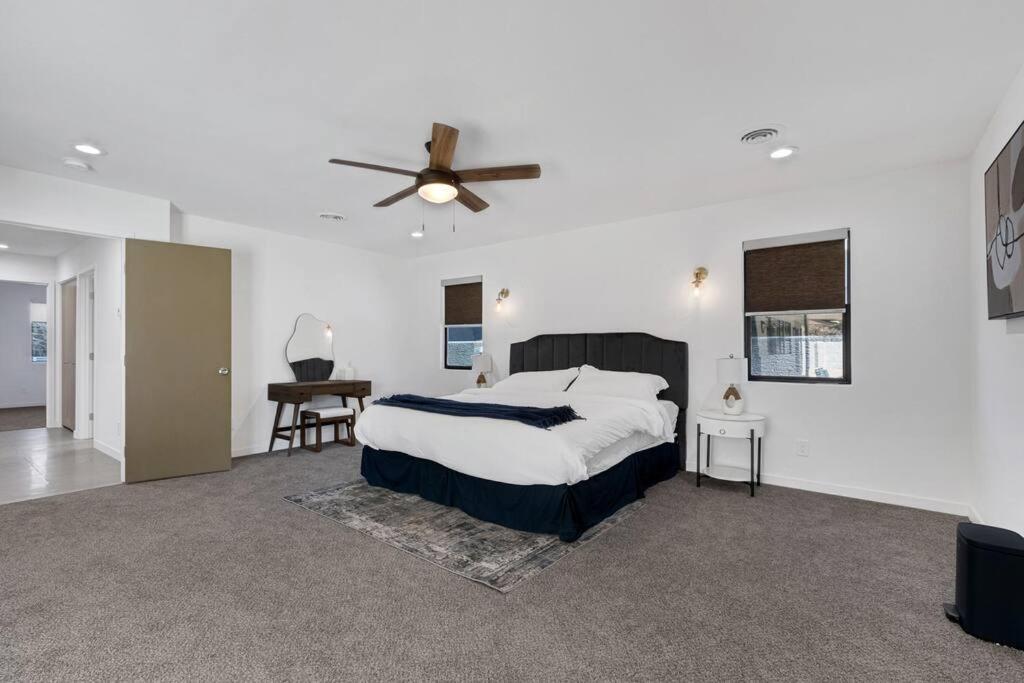 Prime Location! Hidden Oasis 4 Bedroom 10 Min To Strip Ferienhaus