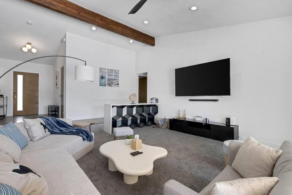 Prime Location! Hidden Oasis 4 Bedroom 10 Min To Strip Ferienhaus *